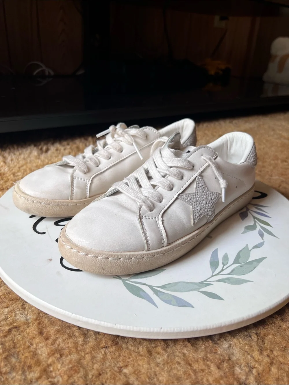 Woman’s VINTAGE HAVANA Carla Sneaker white Pearl Star size 7.